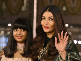 Aishwarya Rai Bachchan终于告诉我们为什么女儿Aaradhya总是在她身边